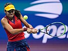 Britka Emma Raducanuová hraje bekhend v semifinále US Open.