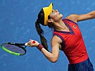 Britka Emma Raducanuová podává v semifinále US Open.