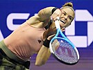 ekyn Maria Sakkariová podává v semifinále US Open.