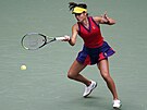 Britka Emma Raducanuová hraje forhend ve finále US Open.