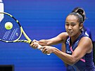 Kanaanka Leylah Fernandezová hraje bekhend ve finále US Open.