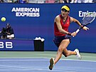 Britka Emma Raducanuová dobíhá k míi ve finále US Open.