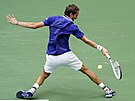 Rus Daniil Medvedv se ve finále US Open snaí odehrát mí i v akrobatické...
