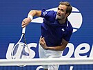 Rus Daniil Medvedv podává ve finále US Open.