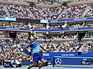 Srb Novak Djokovi podává ve finále US Open.