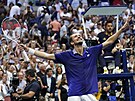 Rus Daniil Medvedv si vychutnává triumf na US Open.