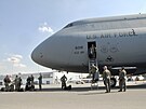 Americk C-5 Super Galaxy pistl na monovskm letiti. Bude lkadlem...