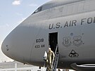 Americk C-5 Super Galaxy pistl na monovskm letiti. Bude lkadlem...