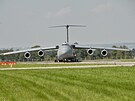 Americk C-5M Super Galaxy pistl na monovskm letiti. Bude lkadlem...