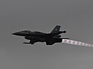 Veerní nácvik vystoupení eckého Zeus Demo Teamu se strojem F-16 na Dnech NATO...