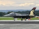 Letoun F-16 SoloTurk na Dnech NATO v Ostrav