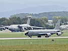 Americk KC-135 Stratotanker a transportn C-5M Super Galaxy (v pozad) na...