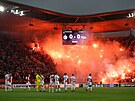 Fanouci Unionu Berlín rozpoutali pyrotechnickou show na stadionu Slavie.