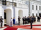 Slovenská prezidentka Zuzana aputová pivítala na nádvoí prezidentského...