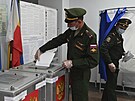 Dstojníci ruské armády vhazují v Rostovu na Donu volební lístky do urny bhem...