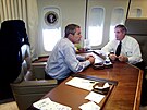 Americký prezident George W. Bush na palub prezidentského letounu Air Force...
