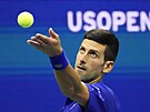 Novak Djokovi servíruje v semifinále US Open.