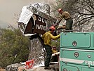 Kaliforntí hasii kvli blíícímu se poáru balí ceduli Národního parku...