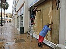 Lidé ve mst Cabo San Lucas v Mexiku se pipravují na hurikán Olaf. (10. záí...