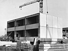 Stavba prvnch panelovch jesl v Hradci Krlov (1960)