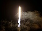Raketa Falcon 9 spolenosti SpaceX ve stedu vynesla na obnou dráhu lo Crew...