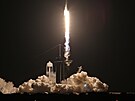 Raketa Falcon 9 spolenosti SpaceX ve stedu vynesla na obnou dráhu lo Crew...