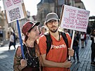 Demonstrace na Staromstském námstí v Praze proti noení rouek a distanní...