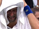 Tenista Novak Djokovi pláe pro prohraném turnaji US Open