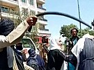 Tálibánec v Kábulu mlátil eny biem za to, e demonstrují