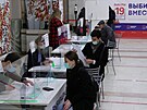 Rusové volí v parlamentních volbách, které jsou tentokrát tídenní. (19. záí...