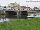 Most pes eku Moravu v Uherskm Hraditi ek oprava.