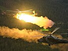 Vrtulníky útočí na cvičení Ample Strike v září 2021.