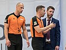 Brnnský trenér Lubomír Rika debatuje s rozhodími, vlevo Ivor Matjek,...