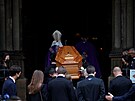 Rakev s ostatky Jeana-Paula Belmonda práv vnáejí dovnit kostela...