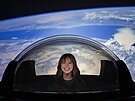 Hayley Arceneux v kupoli Crew Dragonu Resilience ped misí Inspiration4.
