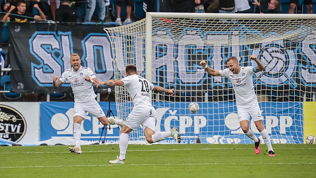 Radost hrá�� Slovácka z branky Marka Havlíka (uprost�ed)