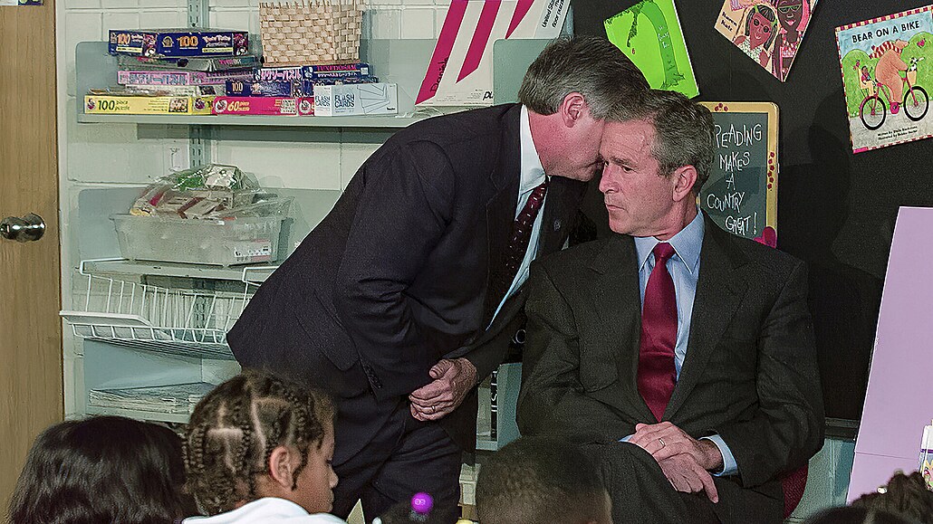 Vedoucí tábu Bílého domu Andrew Card eptá prezidentovi Georgi W. Bushovi...