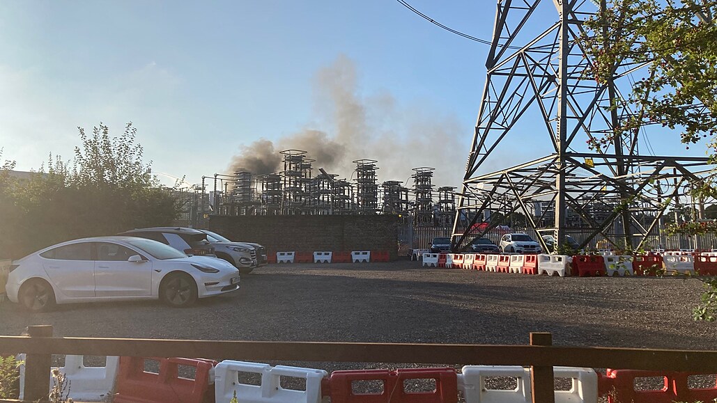 Oheň odřízl elektrický kabel pod La Manchem, Británie se bojí blackoutu