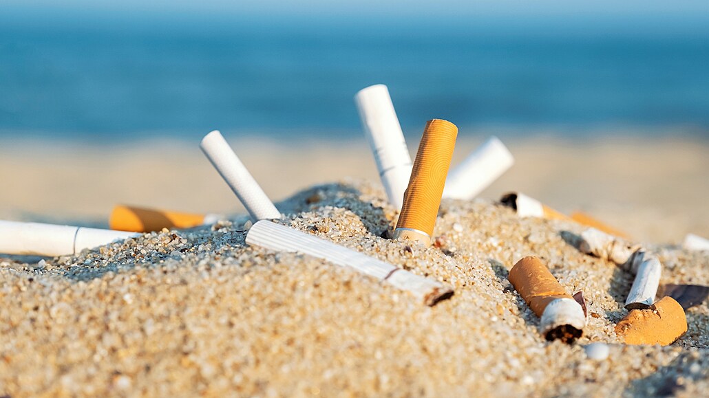 Na cigaretách přibyla varování, že nedopalky znečišťují oceány. Následovat má...