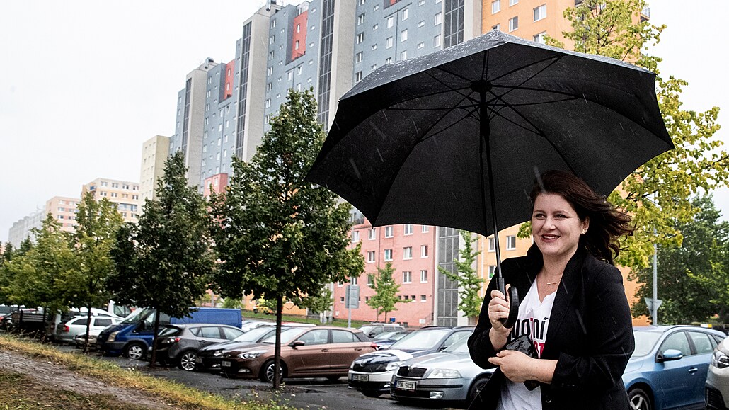 Ministryně Maláčová odpoledne bojovala s deštěm.