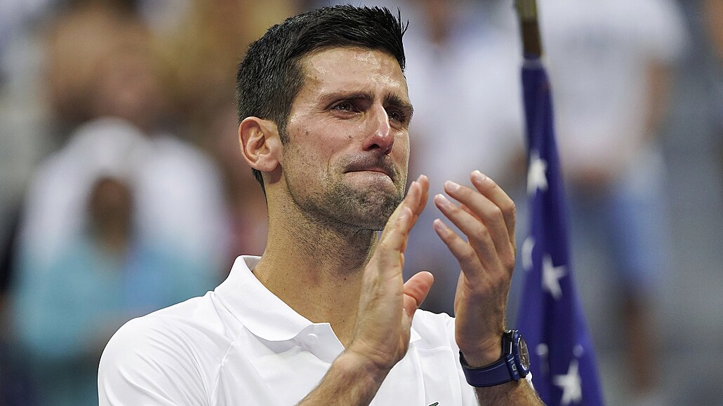 Dojatý Srb Novak Djokovi dkuje divákm za podporu po prohraném finále US Open.