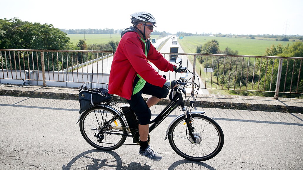 Most s �íslem 40 vedoucí nad dálnicí D2 mezi Podivínem a Velkými Bílovicemi je...