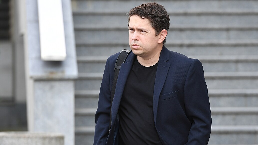 Premiér�v syn Andrej Babi� mlad�í odchází 13. zá�í 2021 ze slu�ebny policie v...