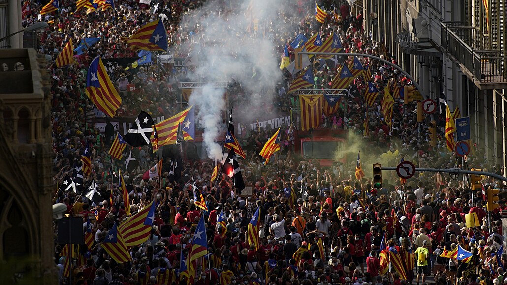 Pes sto tisíc lidí se v sobotu v Barcelon zúastnilo demonstrace, pi ní...