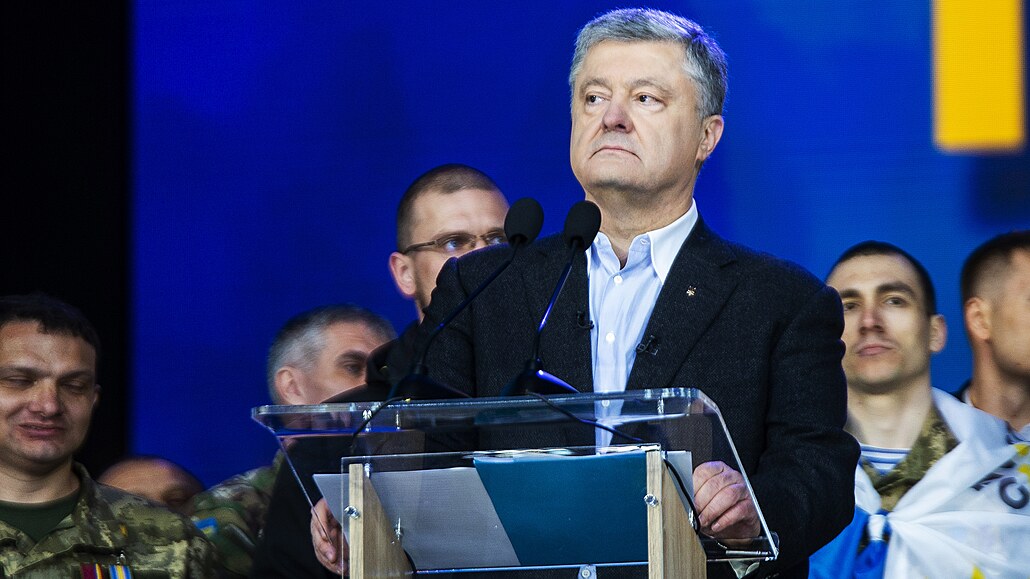 Bývalý ukrajinský prezident Petr Poroenko prohlásil, e akci schválil jet v...
