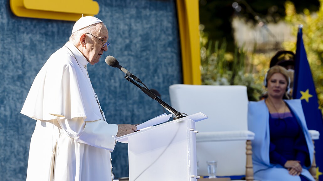 Pape Frantiek promlouvá na nádvoí slovenského prezidentského paláce.