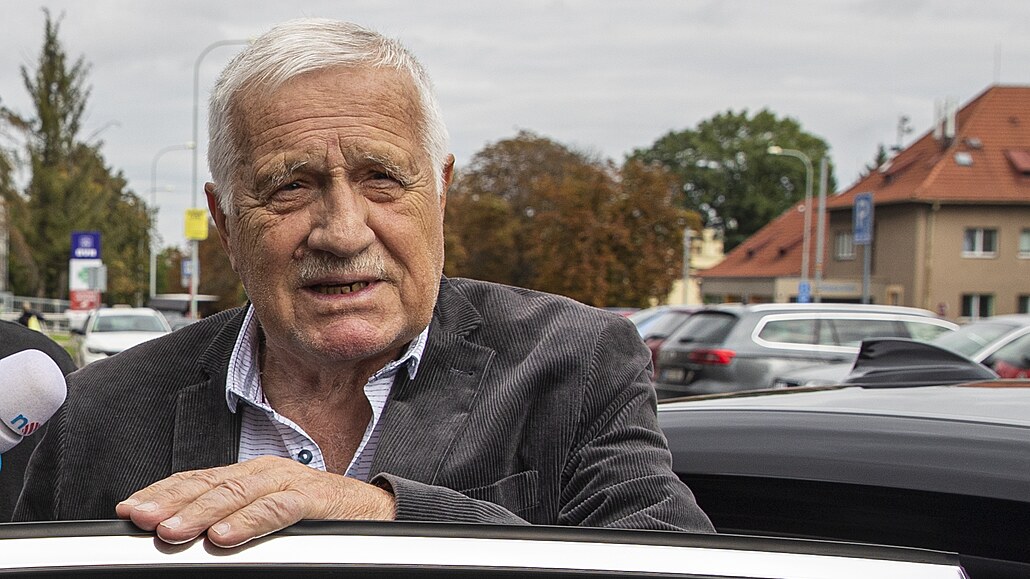 Bývalý prezident Václav Klaus dnes krátce ped jedenáctou hodinou opustil...