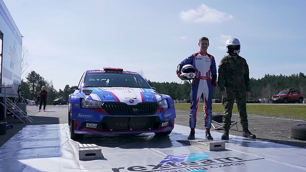 Z panduru do kokpitu závodní fabie. Vojáky ohromila střelba do výfuku