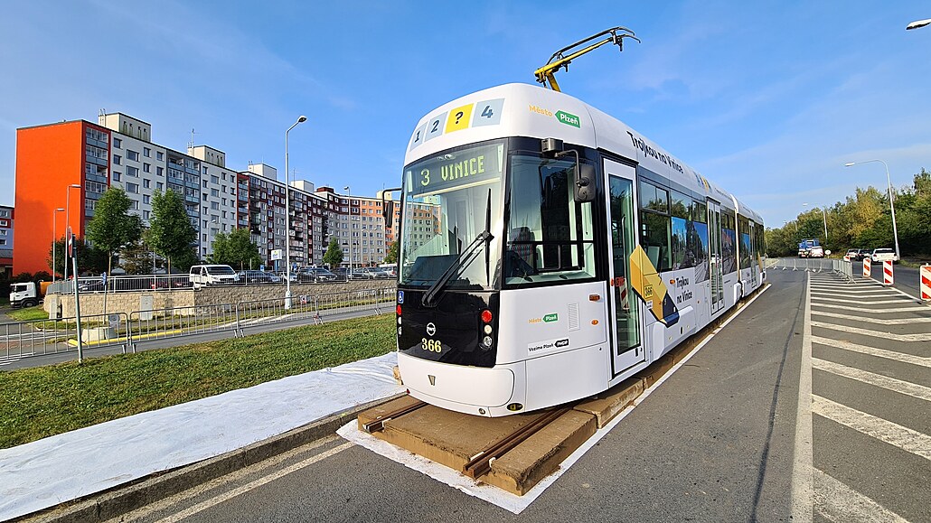 Projekt tramvajové trati na plze�ské sídli�t� Vinice propagovala v roce 2021 neobvykle Správa ve�ejného statku m�sta Plzn� usazením tramvaje do míst, kde by jednou m�la kolejová doprava slou�it. (14. zá�í 2021)