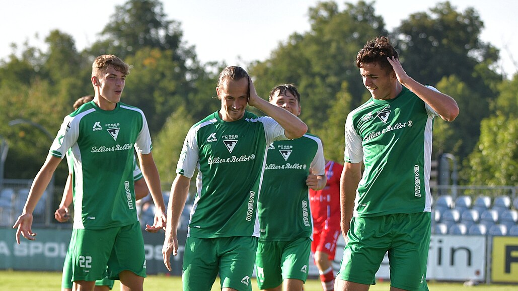 Fotbalisté Vlašimi se radují z gólu. Vpravo Denis Alijagič.